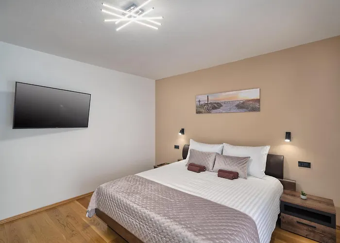 Nina トロギール