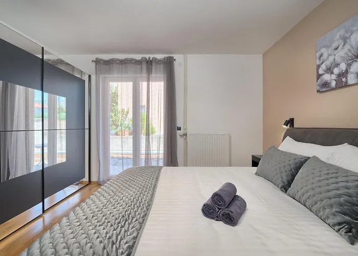 Nina アパート トロギール